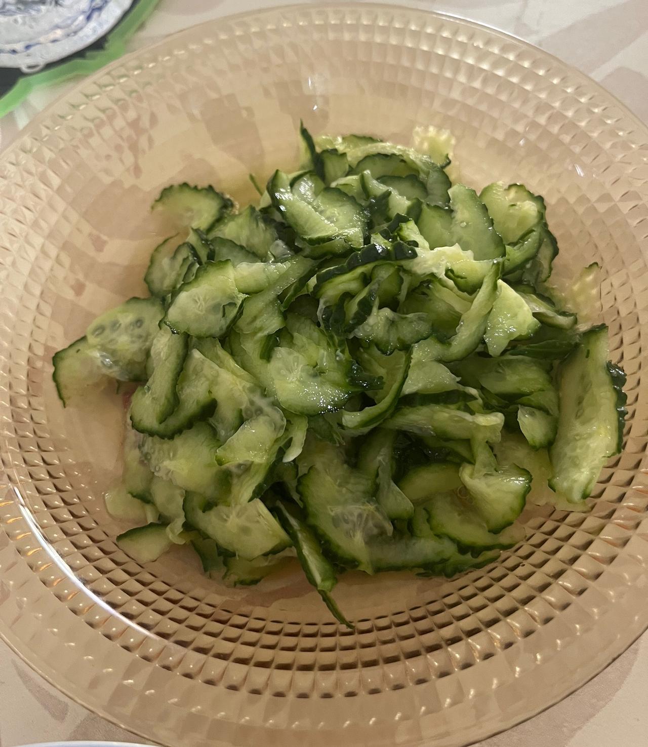 今天一滴油也没有，看看我吃的啥菜哈？

主食；花卷，玉米，北爪。

菜；拌黄瓜片