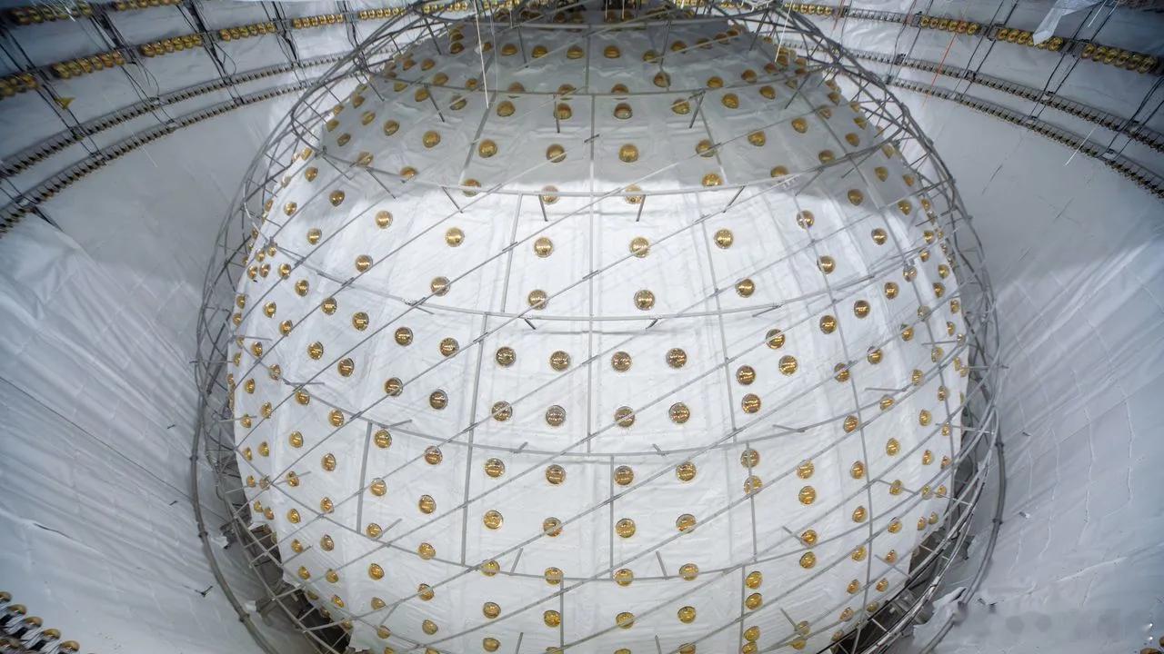 【中国粒子探测器测试“通往超越标准模型物理学的门户”——取得卓越成果】（Live