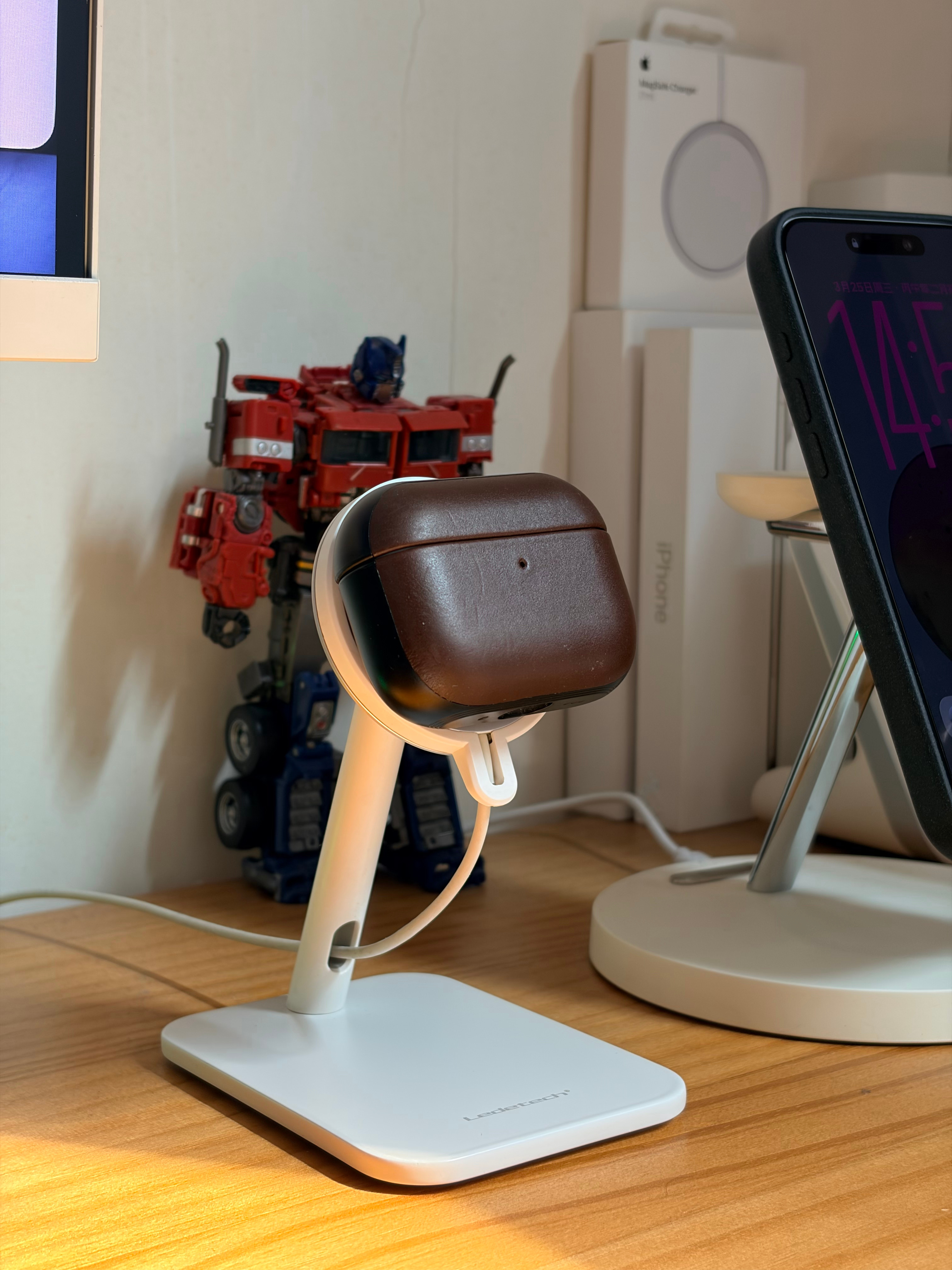 很喜欢中午的阳光射到桌面的这种感觉。（谁来帮我吟诗一首）