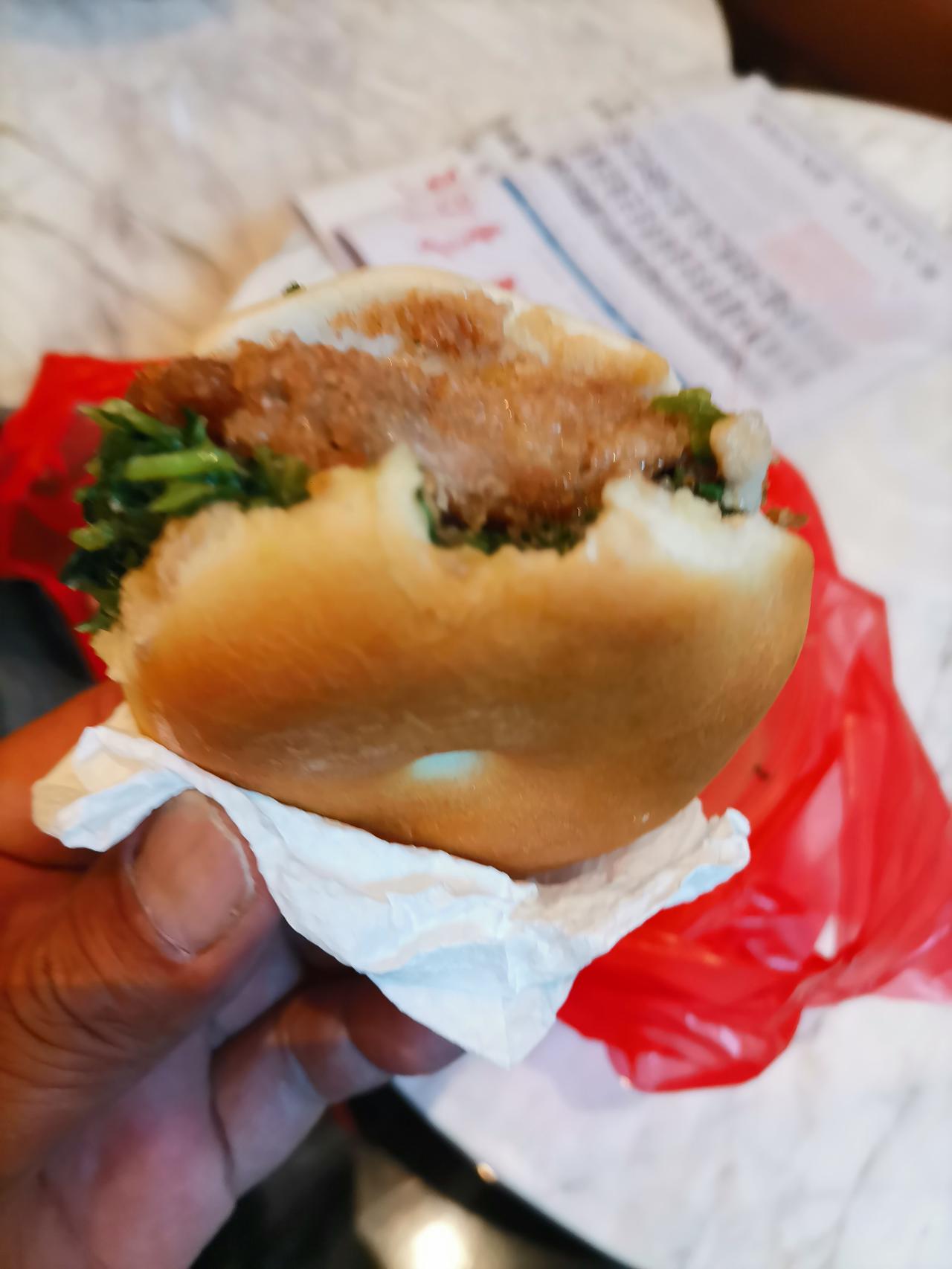 福州版光饼汉堡包简直是美食界的宝藏！光饼本身是福州传统特色面食，外壳硬脆，中间空