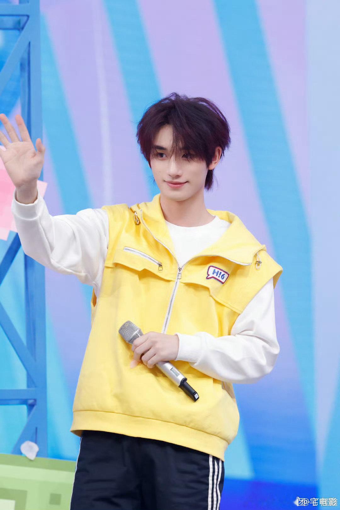 丁程鑫丁程鑫跳我是李飞的表情你好星期六你好星期六丁程鑫，跳我是李飞动作丝滑，萌酷