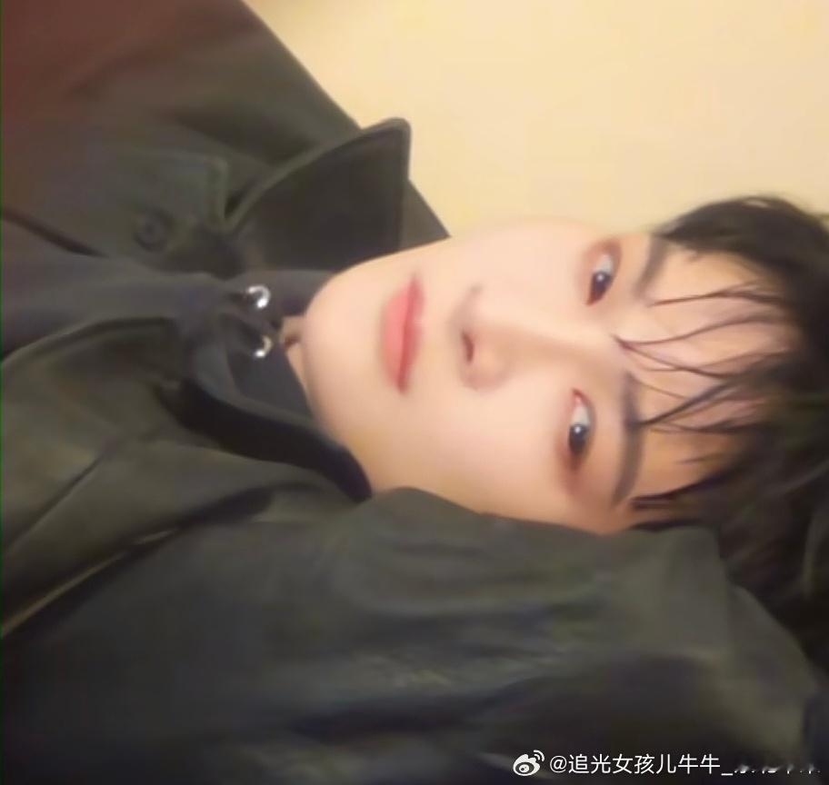 周深 这个眼神儿为啥杂志没有这张呢 小卡也行啊我真爱了 