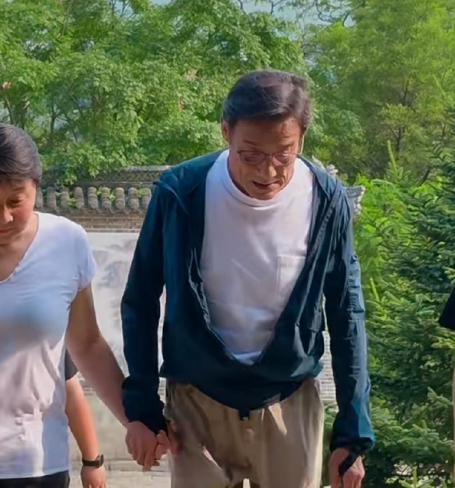 曾经的顶流真的老了好多，差点没认出来，大家看出来他是谁了吗？当年可以说是叱咤风云