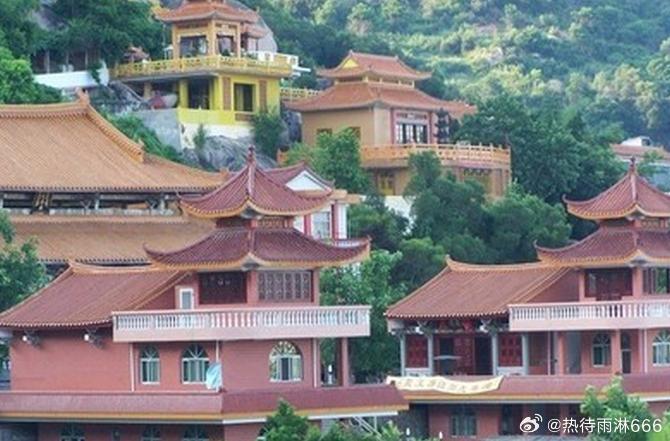 【龙泉岩】龙泉岩有古龙吐水。相传，古时有一黄龙受玉帝降旨，为民消除疫灾，卧于岩石