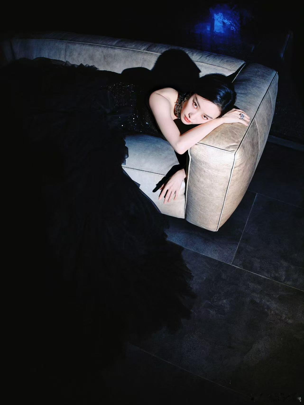 倪妮金鸡奖出图，主持造型，