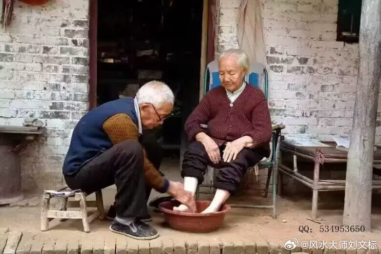 我从不羡慕街头热吻的情侣！我只羡慕深巷互相搀扶的老人！最好的爱情并不是轰轰烈烈，