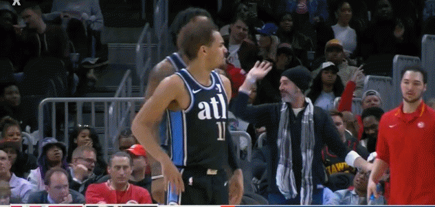 NBA赛场镜头：特雷杨叉腰后做出数钱动作，然后就被罚款35000美元，这得数多久