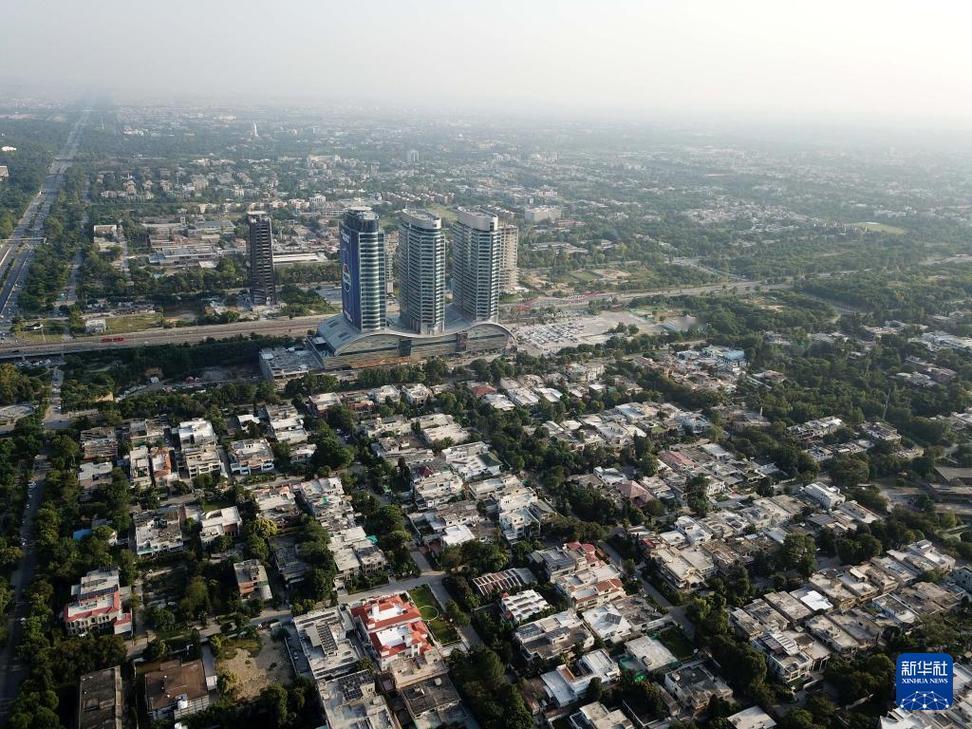 嘿，各位老铁，今儿个咱不聊养生也不说科技，咱把眼睛往世界地图上瞅瞅。就在过去这1