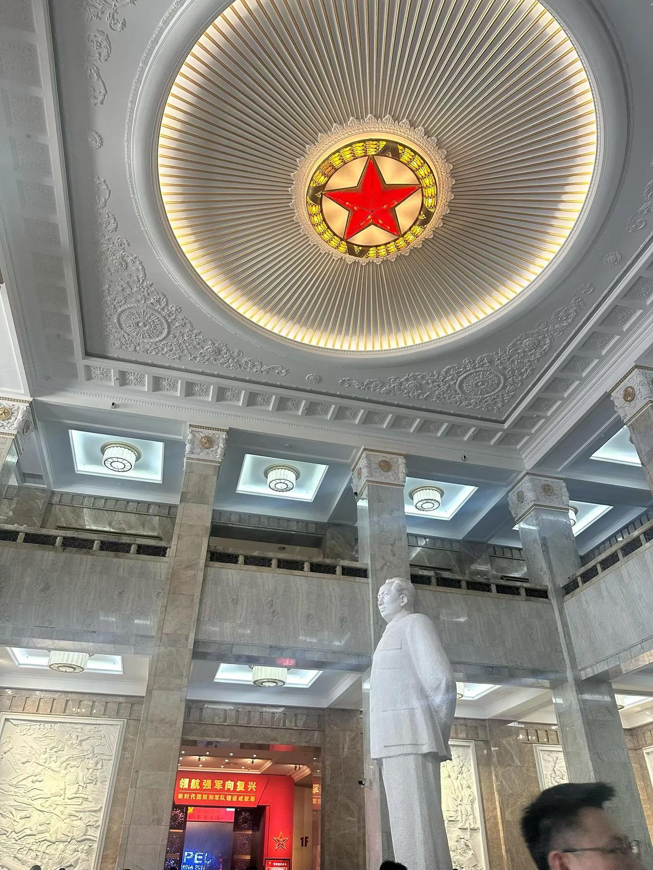 记录我的2026走进中国人民革命军事博物馆，红星穹顶熠熠生辉，各式战机、枪械静静