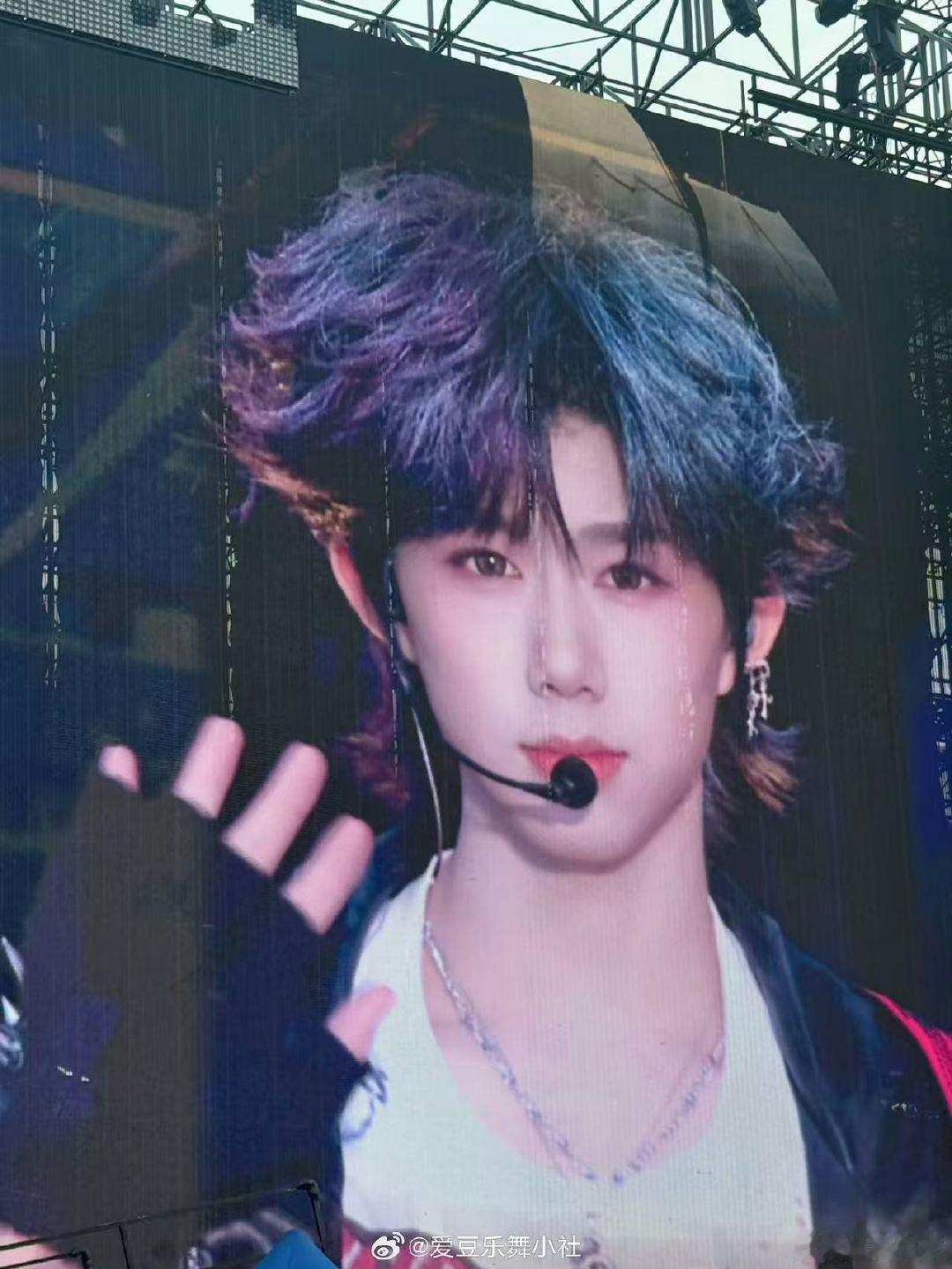 陈奕恒蓝紫狼尾陈奕恒蓝紫发色 蓝紫狼尾，好看的 