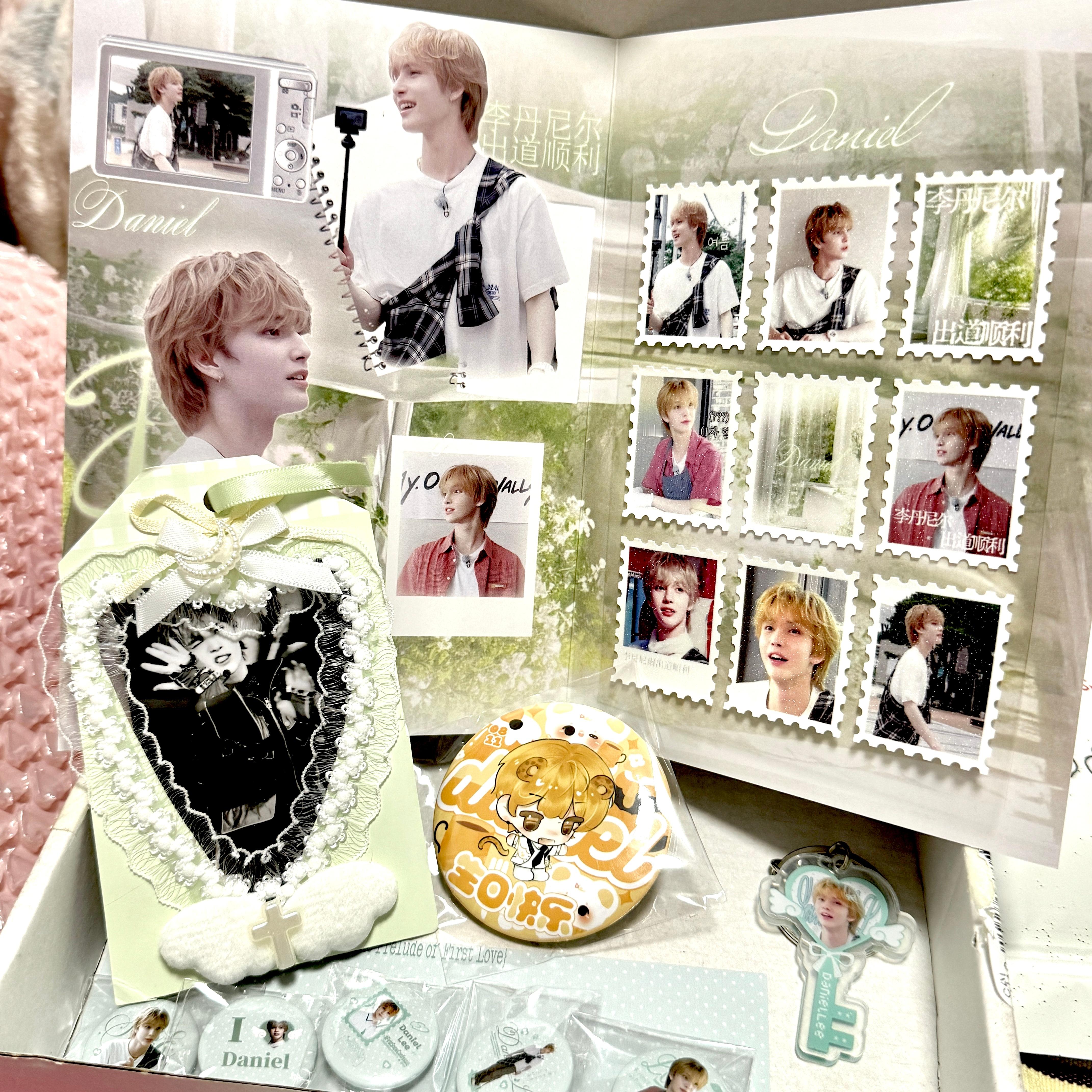 小rd我宣你特别漂亮的物料，mini吧唧特别可爱，特别貌美的邮票折页，还有超级暖