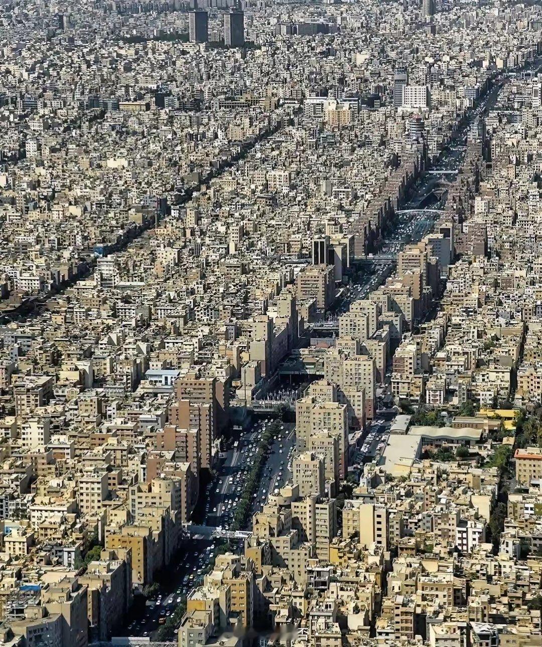 一张空拍照片，让你看看将近50年西方制裁下的伊朗🇮🇷飞越伊朗德黑兰的纳瓦布高