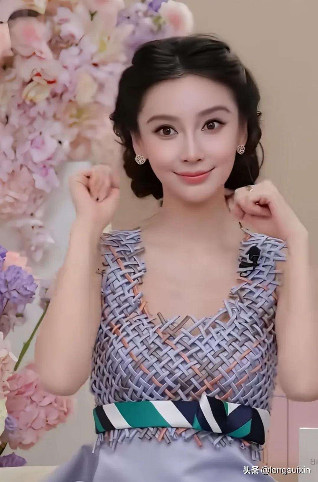 她好喜欢瞪眼睛，好像闭不了眼睛一样，嘴巴的弧度也很恐怖。这套组合，这个微笑唇加上