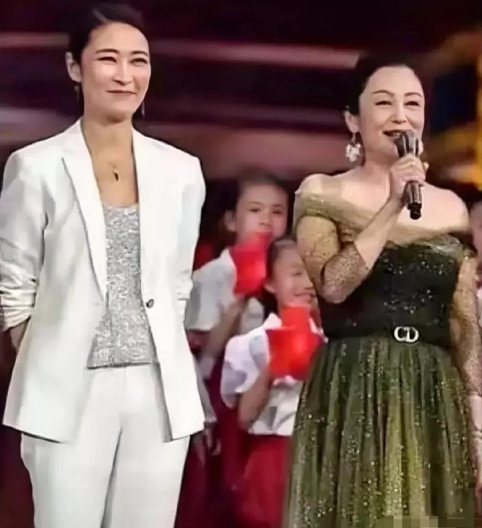 两位大导演的妻子都特别有范儿。梁静个子高高的，站得直直的，笑起来特别温暖。陈红呢