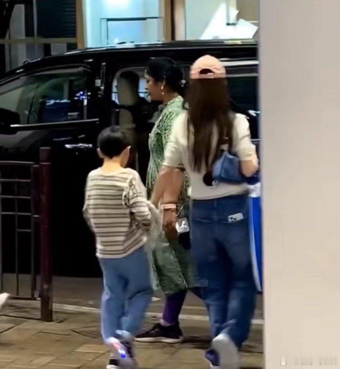 路人偶遇Angelababy接小海绵放学她真的是一个很认真负责的妈妈，对待小海绵