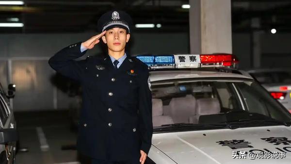 近日，在北京地铁内一名男子对女子实施殴打时，公安大学学生耿飞桐挺身而出，大喊“住