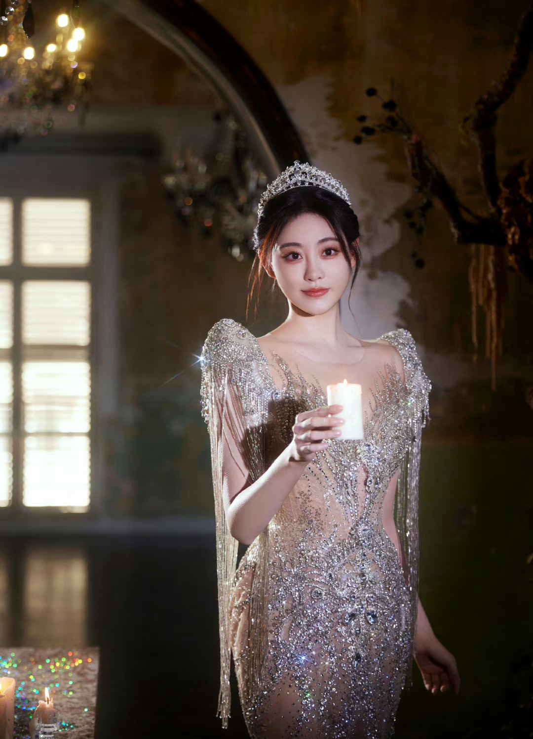 祝绪丹宛如身披璀璨星光的仙子，从梦幻中走来，她是那美若天仙的公主，一颦一笑都让人