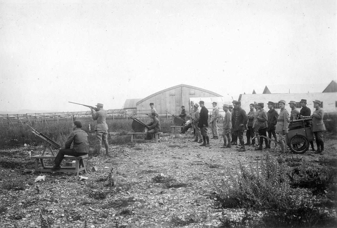 1918年，法国昂贝略军事飞行学校的飞行学员们正在进行射击训练。他们使用的器材，