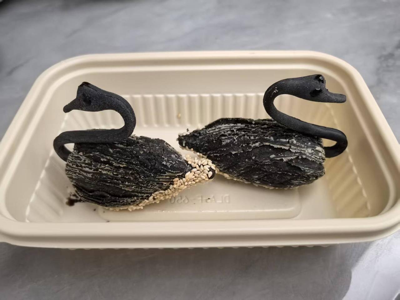 黑天鹅小吃你知道怎么做的吗？
昨天下饭店要选了一个奇特的小吃，名叫“黑天鹅榴莲酥