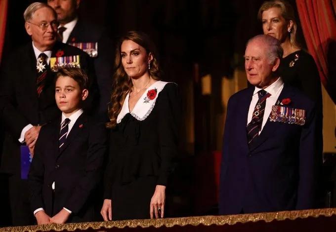 安德鲁王子的丑闻，一部分是他的过错，一部分源于卡米拉王后的报复。

当年戴安娜王