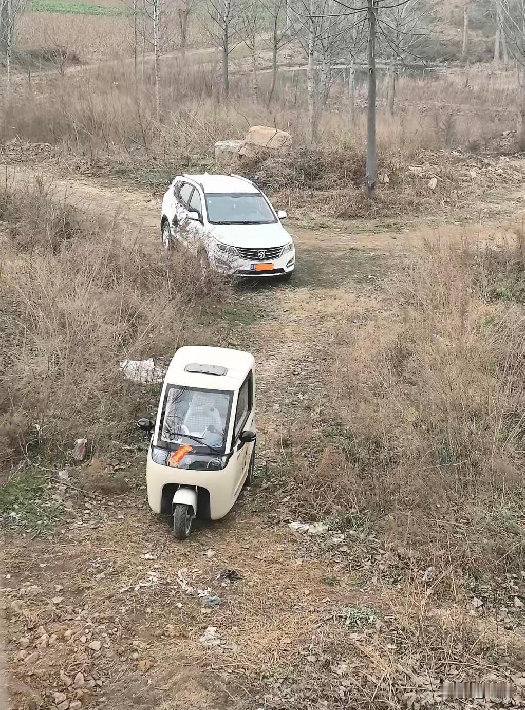 荒郊野外的，竟然还有两辆车在这碰面…