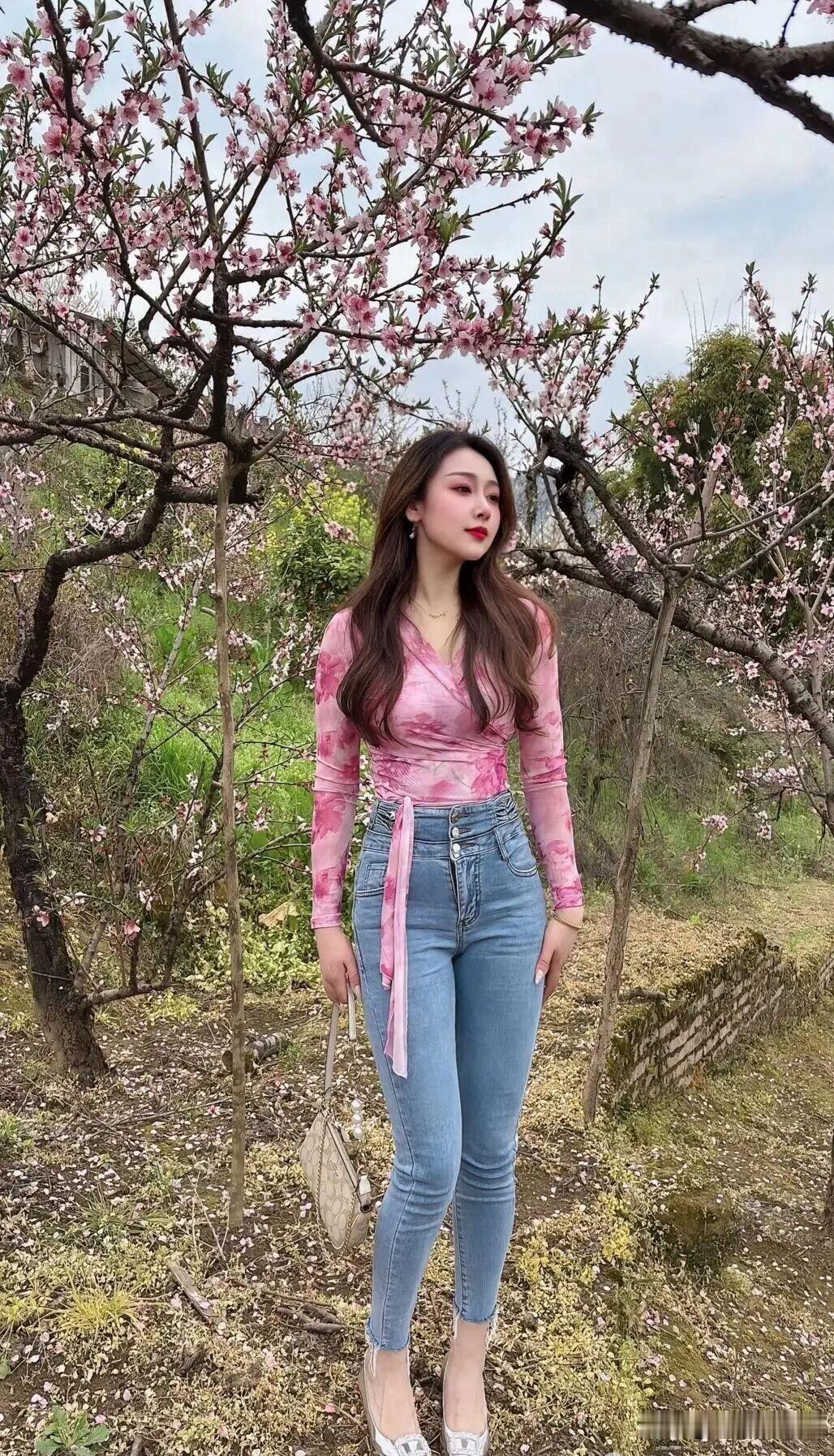 粉绑带短上衣掐出腰线，紧仔裤+尖头鞋一路延伸，甜辣气场两米八！[比心][比心][