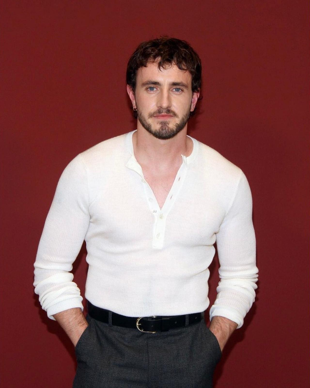 意大利时尚奢侈品牌 GUCCI 发布了由27岁的爱尔兰男演员 Paul Mesc