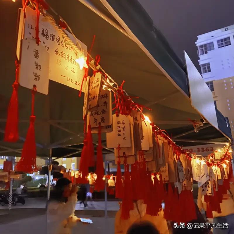 最有趣的是猜“有耳能听到，有口能请教，有手能摸索，有心就烦恼”，大家争着喊“门”