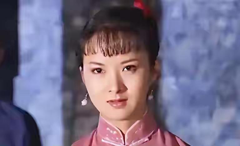 这位女士穿着粉色旗袍，真漂亮！1973年的她叫啥名来？演了几部戏都忘了，后来好像