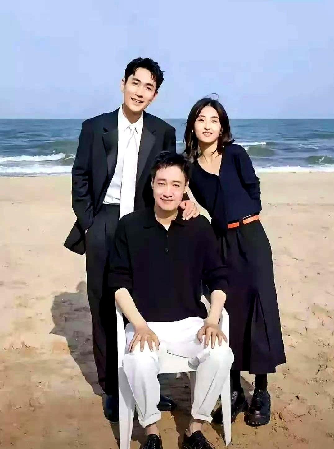 《志愿军》里的一家三口，戏外同框真的绝了！

朱一龙这身板也太挺拔了，五官轮廓跟