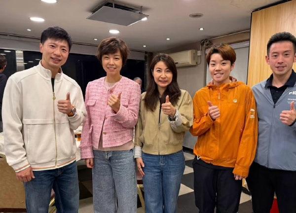 今天郭晶晶和霍启刚还有马龙一起出席活动，几位搭配的都很正式，也显得很年轻。

郭