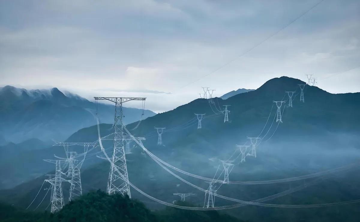 AI算力成“吞电黑洞”，全球电力需求狂飙，微软等巨头抢电保数据中心。
欧美电网老