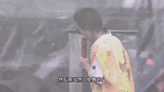 华晨宇巡演请吃炒饭第一人  华晨宇在佛山开演唱会，请大家吃炒饭，加上非遗蜡染体验