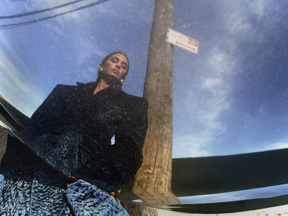 《ELLE》2025好莱坞年度女性特辑艾米莉·布朗特摄影：杰森·诺西托。 