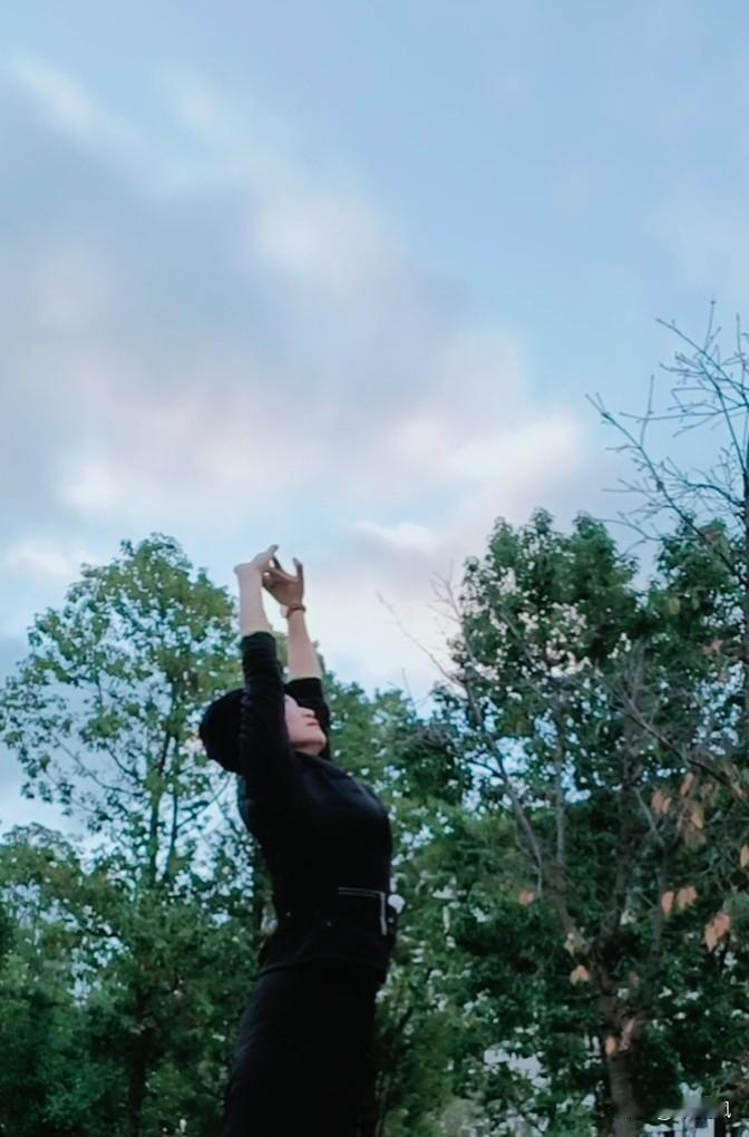 今早晨练，天气甚冷，是今年以来比较冷的一天，才五六度。在路上遇到俩情侣问我路，我