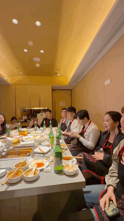 单依纯珠玉大军开席单依纯珠玉舞台封神后，全网挑战根本刹不住车！办公室摸鱼唱、洗澡