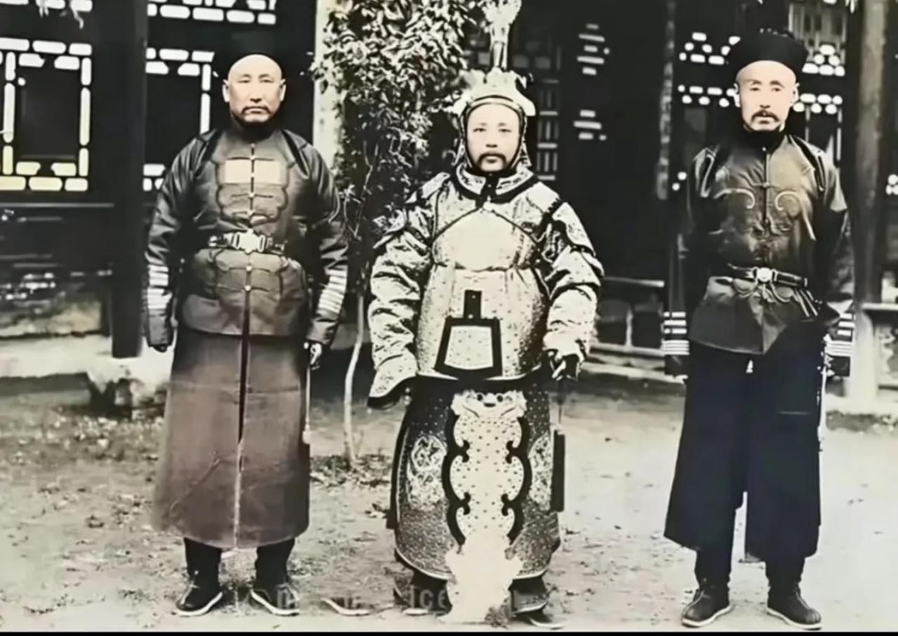很多人印象里袁世凯总穿西式军装、民国官服，很少有人见过他穿清代传统甲胄的样子。这
