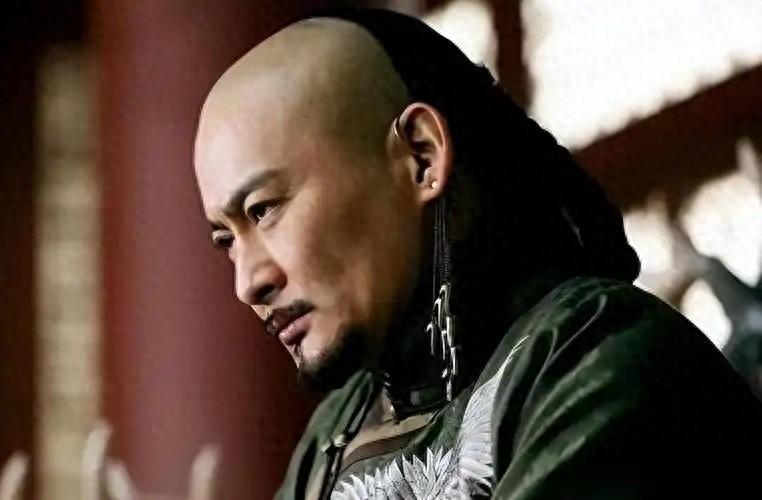 公元1630年秋天的北京西市，一个男人被绑在木桩上，刽子手的刀在他身上来回游走。