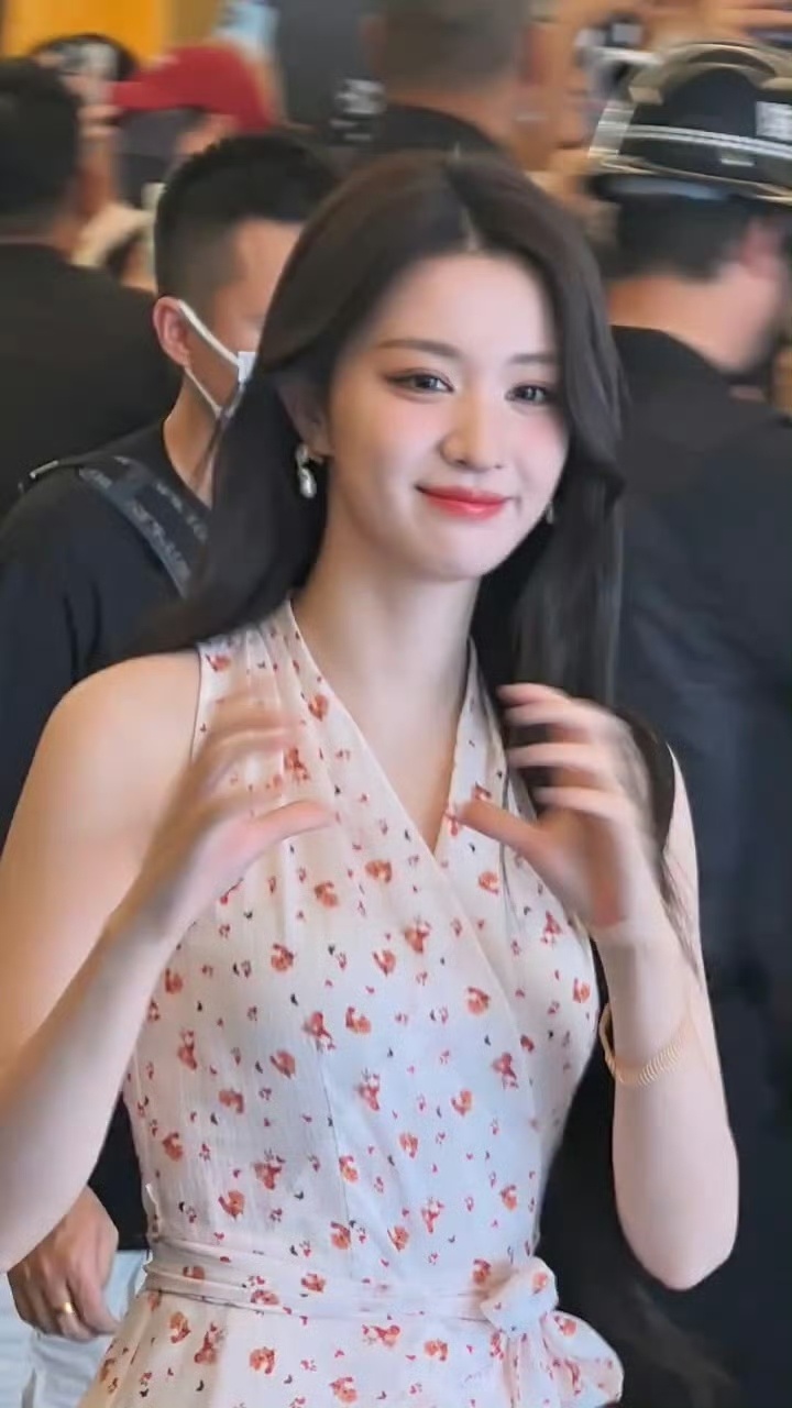 王楚然粉色碎花裙她身着一袭淡粉色碎花薄纱连衣裙亮相，裸纱质地轻盈柔美，细碎印花衬