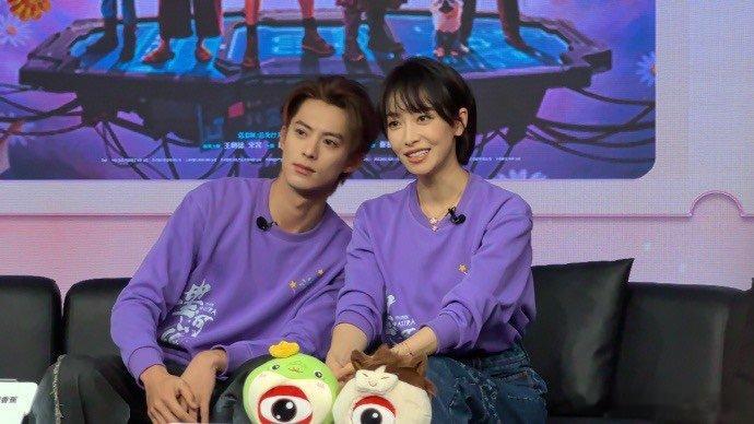 王鹤棣宋茜幻视花花和叶 直播这段笑不活了！王鹤棣撒娇式贴贴，宋茜淡定抬手拒绝，神