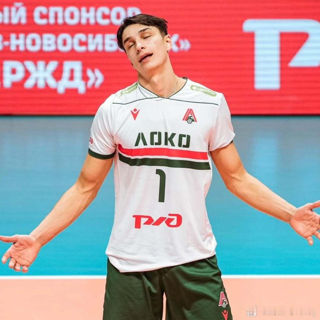 【各大俱乐部争抢小尼克洛夫】据国际媒体报道，有4家意大利豪门俱乐部、3家波兰俱乐