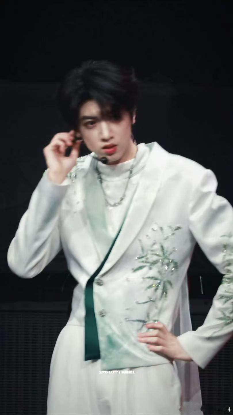 张桂源故障感说唱 非常有辨识度的音色演唱rap部分，在团体歌里格外亮眼。请跟着张