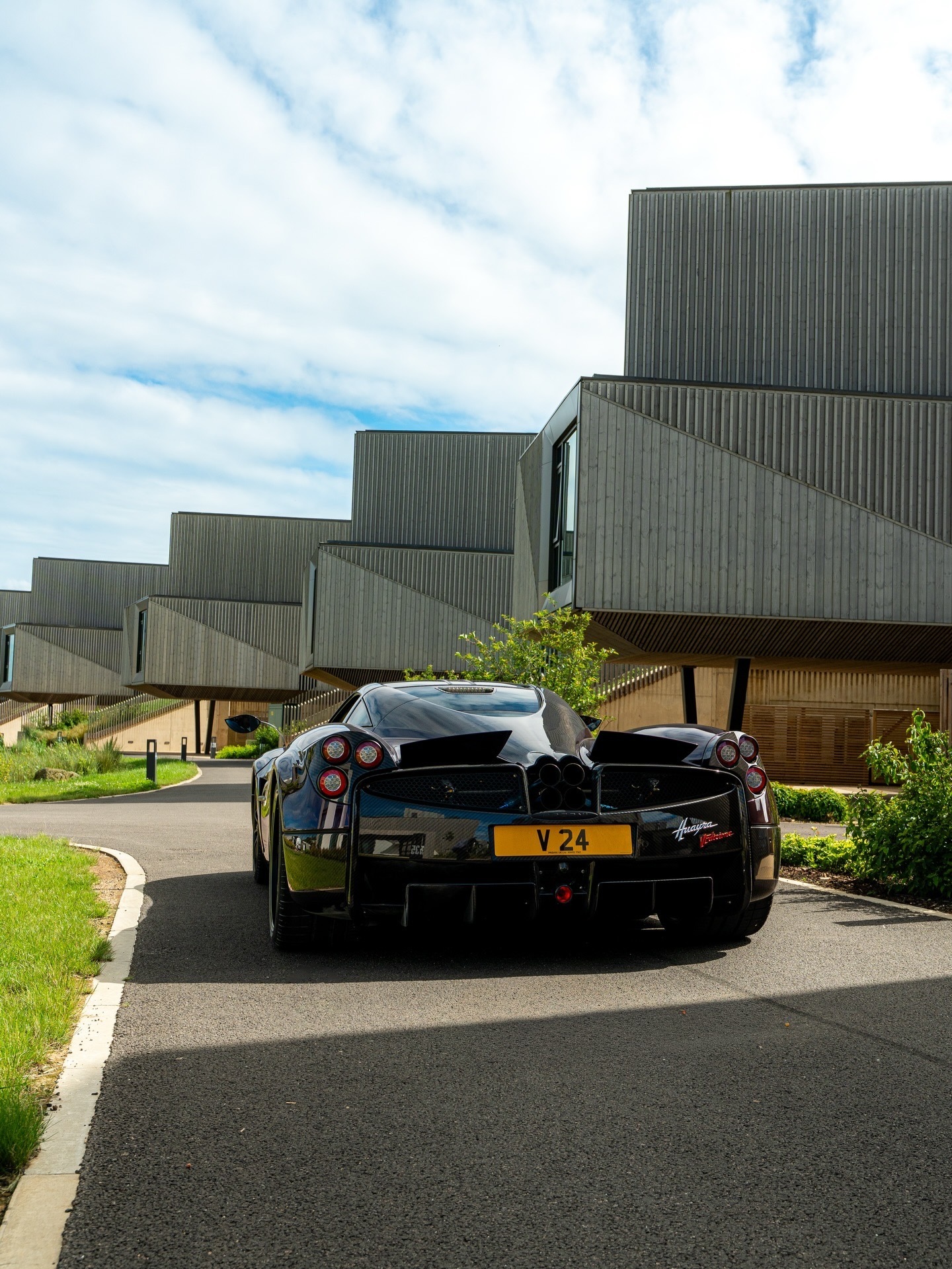 Huayra 'V Edizione'. 油漆：Viola Hong Kong.