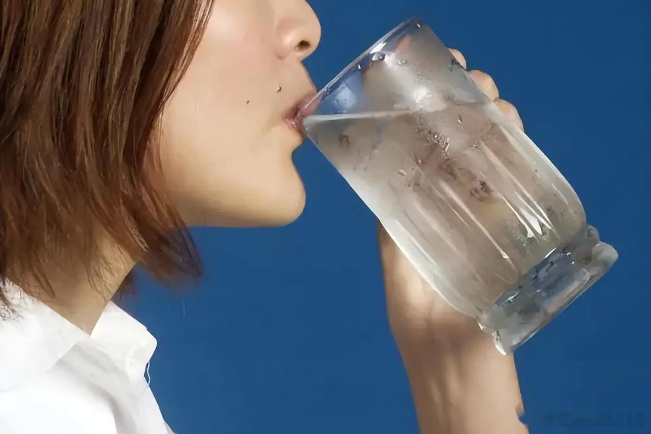 糖尿病人夏季饮水，注意以下4点！1、不渴而饮不要等到口渴的时候再喝水，尤其是夏季