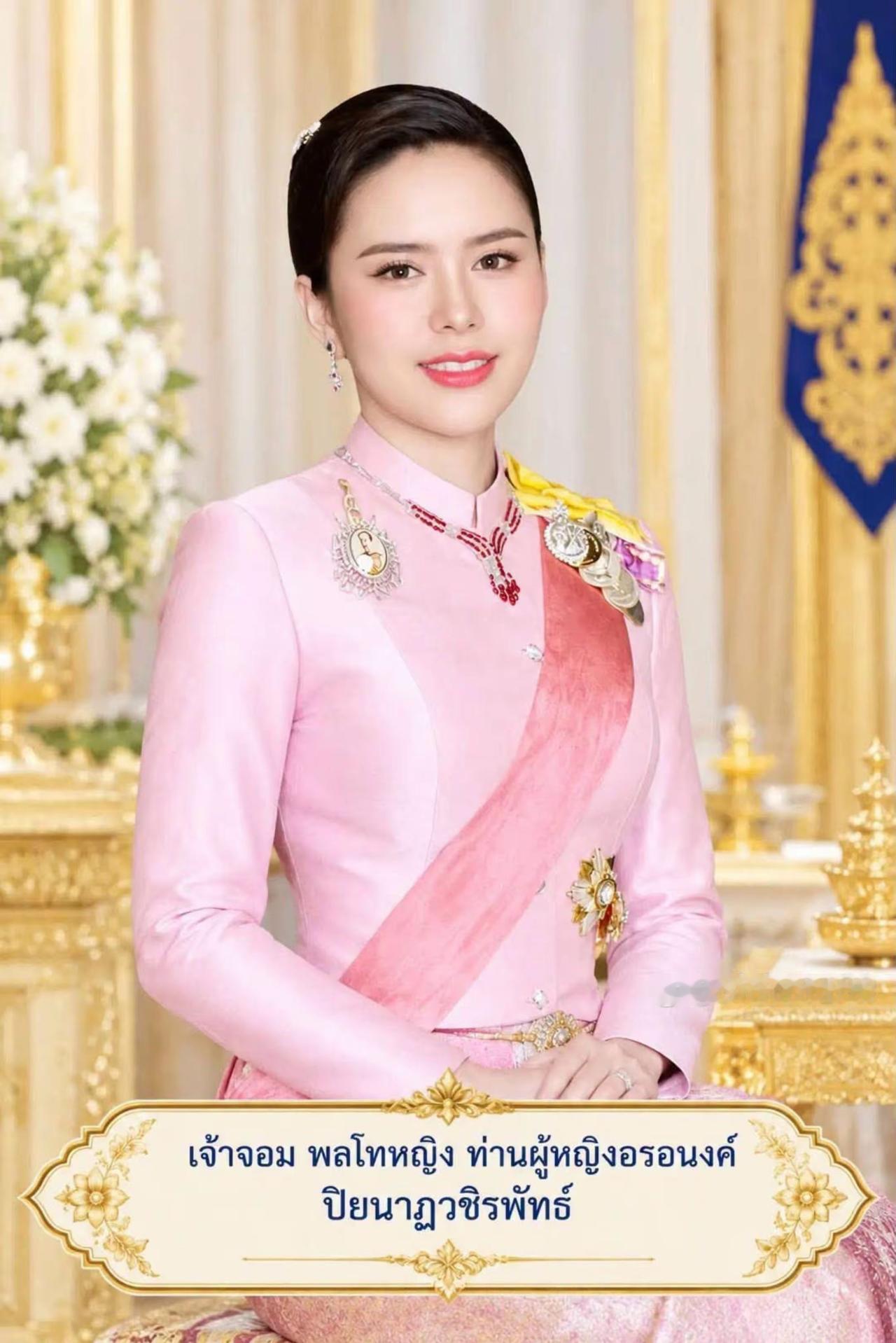 长江后浪推前浪，诗妮娜贵妃是彻底被欧拉弄取代了！
10月18日，欧拉弄代表泰王玛