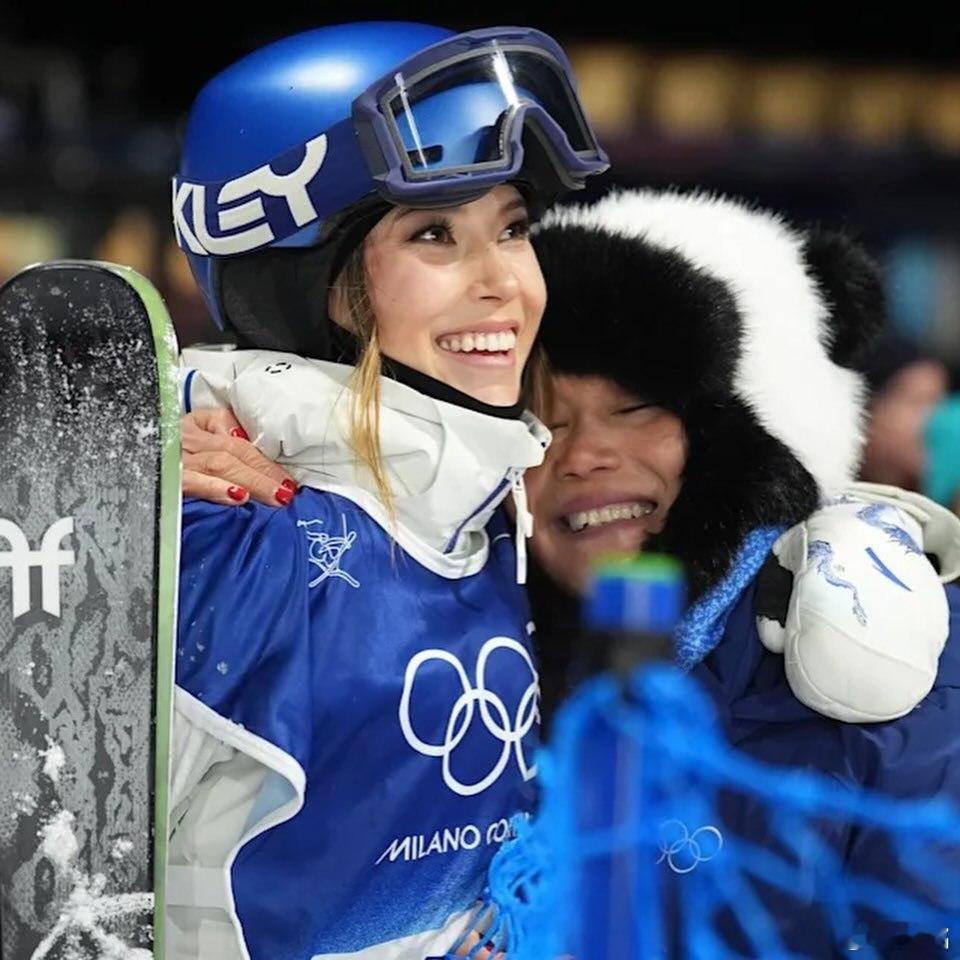 谷爱凌转身就有妈妈在场边 谷爱凌在大年初一以5枚冬奥奖牌创造自由式滑雪项目奖牌纪