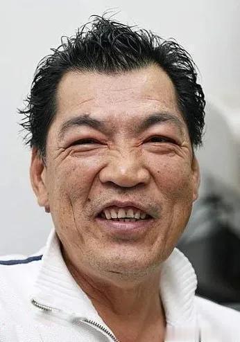 当年，蓝洁瑛落魄到流落街头吃不起饭，成奎安知道后，于心不忍，他来到蓝洁瑛居住的街