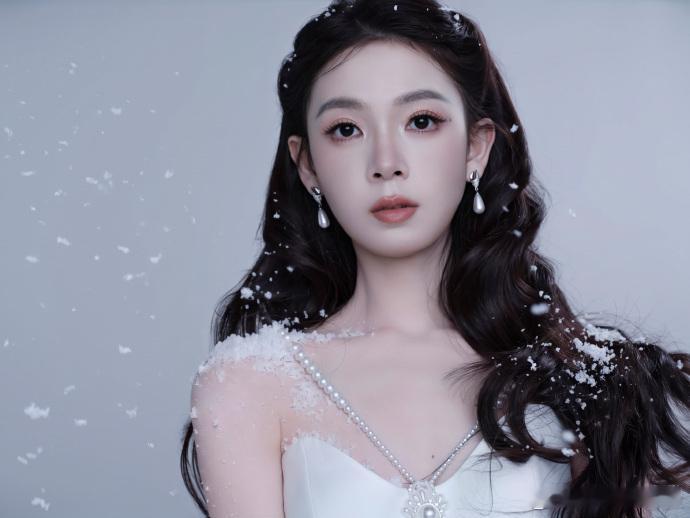 陈瑶清冷雪系美人陈瑶珍珠白纱礼服肩颈的珍珠精致亮眼，白纱飘逸，飞雪漫落，她眉眼清