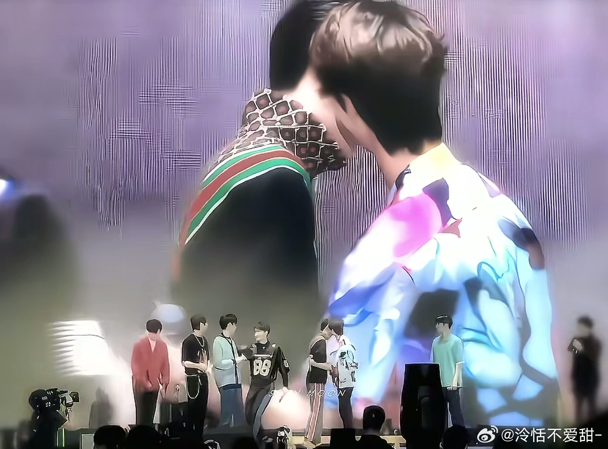 卧槽 谁懂这三张图有多震撼啊啊啊 不仅台上 全场都在看肖战王一博借位吻[苦涩][
