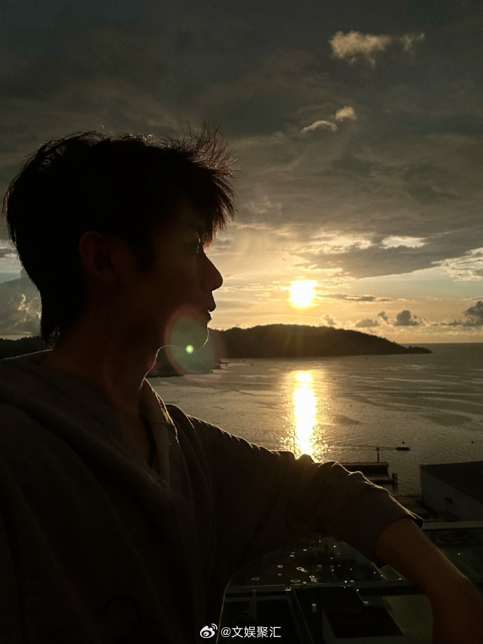 李卿太阳晒时候、李卿好阳光明媚阳光明媚的自拍暴击！李卿晒太阳的样子好帅，氛围感拉